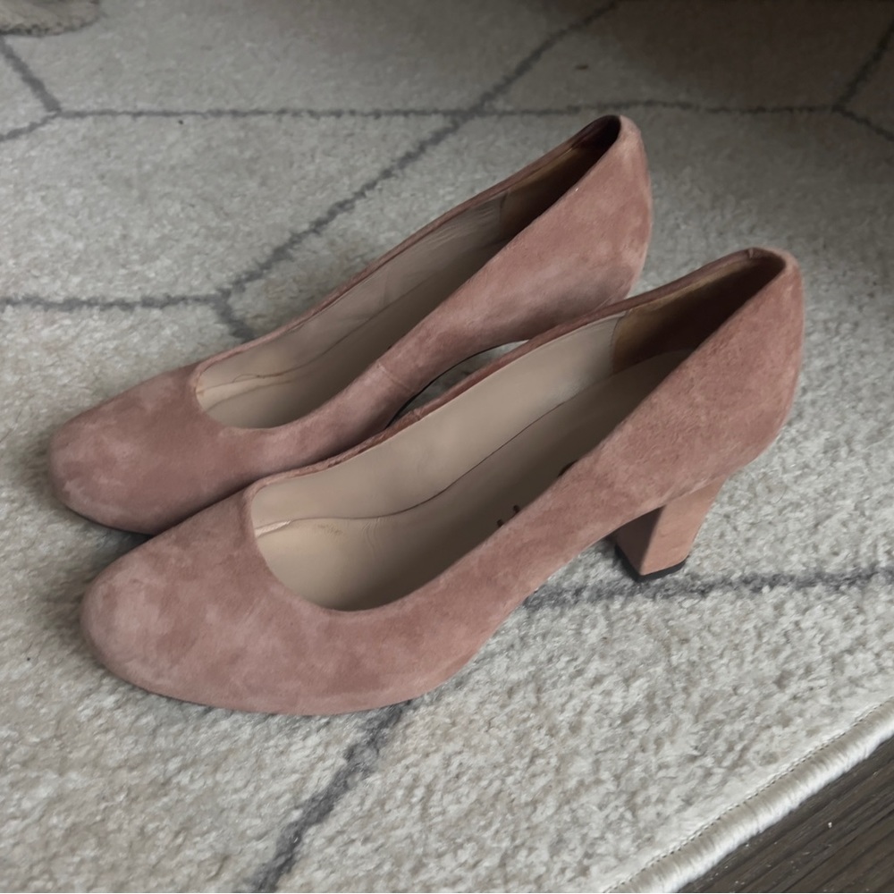 Unisa Beige velvet heels 👠